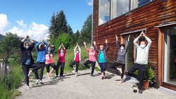 yoga-urlaub-deutschland-ilfenblick-gruppe-masken Auch unter "besonderen" Vorraussetzungen macht Yoga wieder gemeinsam spaß