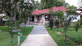 In stillen Gärten befindet sich das Poover Island Resort in Kerala