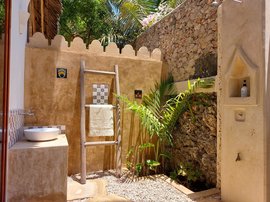 Die Außendusche der Suite Frangipani