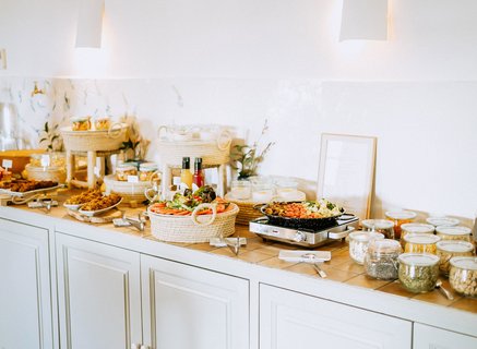 Ein Buffet mit verschiedenen Speisen