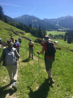 Jeder genießt sichtlich die Wanderung durch das Allgäu