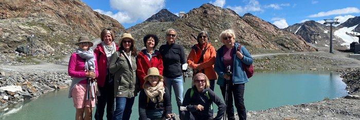 Die Reisegruppe hat sichtlich Spaß bei ihrer Wanderung