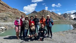 yoga-urlaub-oesterreich-tirol-pitztal-hotel-vier-jahreszeiten-reisegruppe Die Reisegruppe hat sichtlich Spaß bei ihrer Wanderung