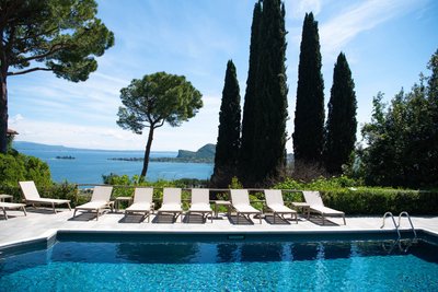 Zur Ruhe kommen am Pool der Villa Schindler