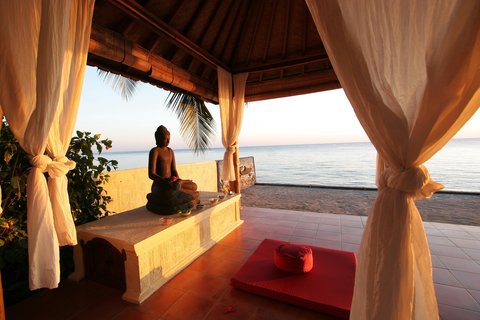 Üben Sie mit Blick auf das Meer Yoga und Meditation im Wantilan im Bali Mandala