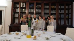 yoga-reisen-italien-villa-garulli-gruppenfoto In der familiären Villa Garulli in Italien knüpfen Sie schnell neue Freundschaften