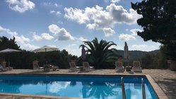 yoga-urlaub-spanien-mallorca-finca-son-mola-vell-pool Entspanne Sie am Pool auf der Yoga-Finca