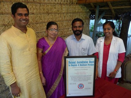 Dr. Vignesh und sein Team sind stolz auf ihren NABH Award.