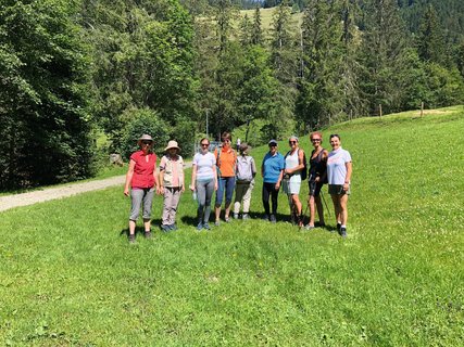 Ein Gruppenfoto in der wundervollen Lanschaft