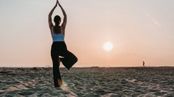 lisas-ayurveda-tagebuch-pose-strand-sonnenuntergang Gemeinsame Yoga-Praxis mit Lisa-Marie