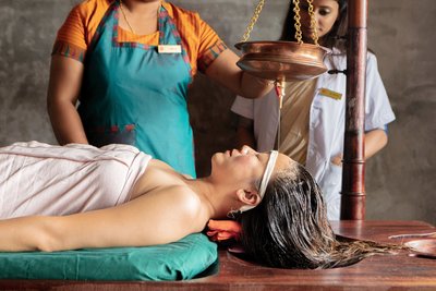 Jeden Tag genießen Sie intensive Massagen mit medizinischen Ölen; Kräuterpackungen und Ölgüsse