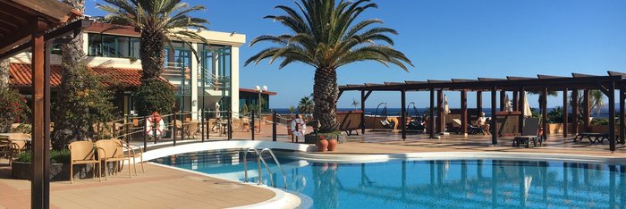 Schwimmen unter Palmen im erfrischenden Pool des Hotel Galosol