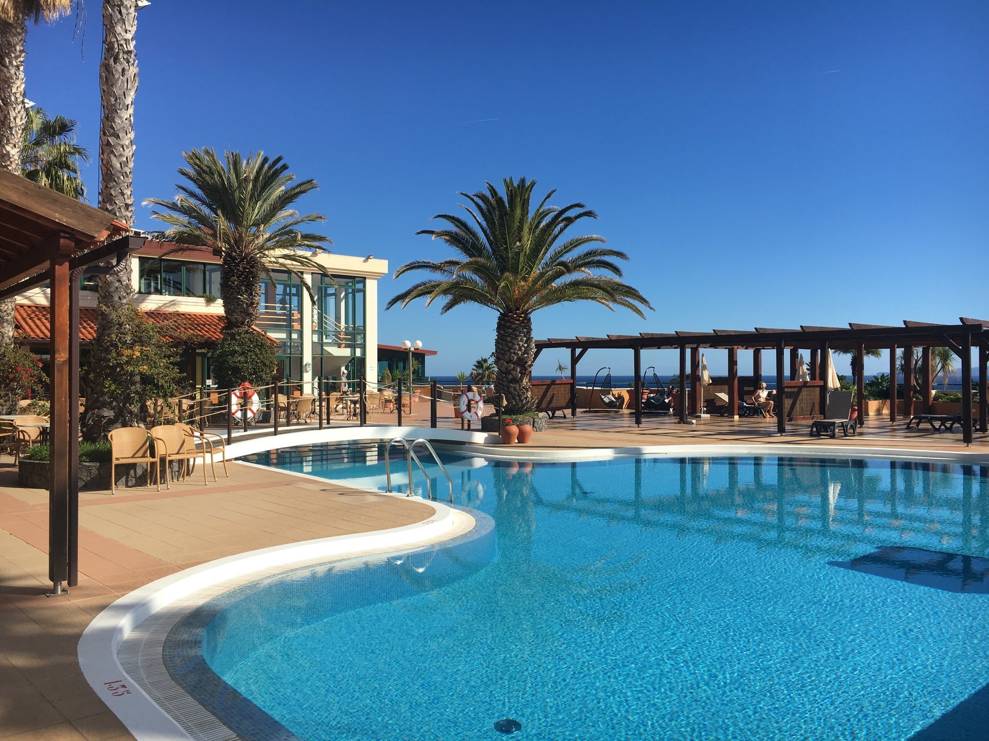 yoga-reisen-portugal-madeira-hotel-galosol-pool Schwimmen unter Palmen im erfrischenden Pool des Hotel Galosol