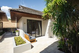 Sonnenstrahlen auf der Terrasse des Beachview Private Zimmers tanken
