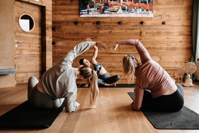 Yoga üben mit Gleichgesinnten