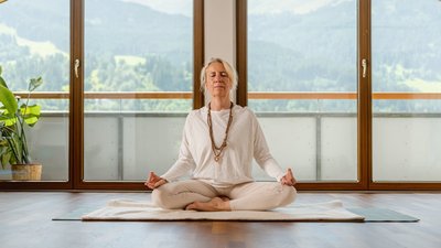 Morgendliche Meditations-Praxis mit Ausblick auf die Berge