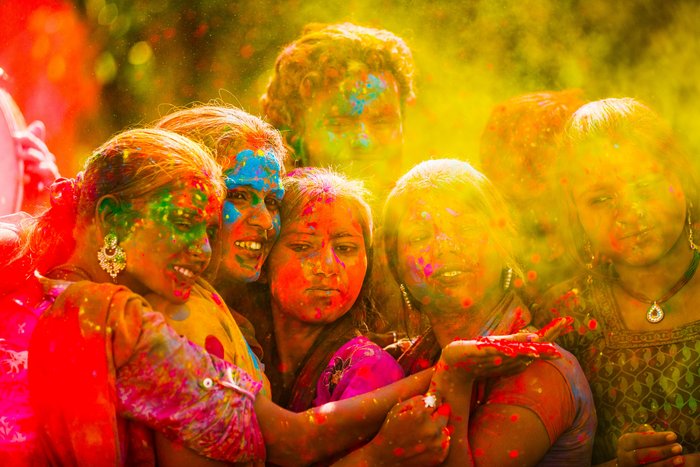 Eine Gruppe Menschen in Farben des Holi Festivals getunkt