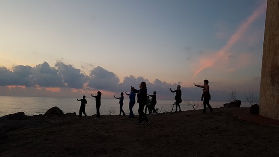 Bewegungsmeditation am Meer - gemeinsam mit der Sonne den Tag begrüßen