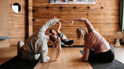 Yoga üben mit Gleichgesinnten