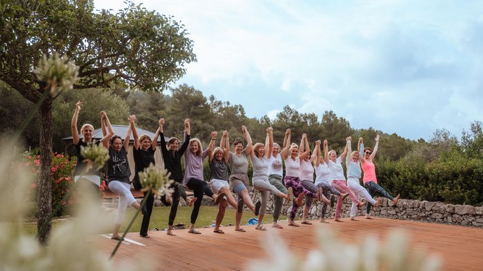 Frauengruppe die sich alle an den Händen halten