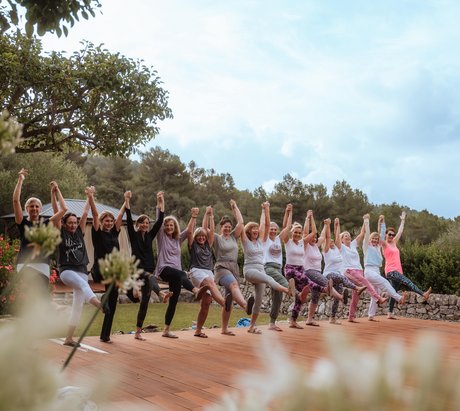 Frauengruppe die sich alle an den Händen halten