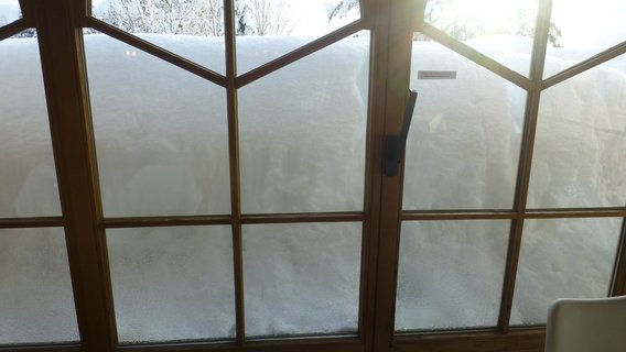 Gewaltige Schneemassen direkt vor der Tür 