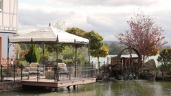 yoga-urlaub-deutschland-seehotel-niedernberg-dorf-am-see-anlage-see Ein gemütlicher Pavillion am Ufer des Sees