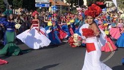 yoga-reise-portugal-madeira-hotel-estalagem-da-ponto-do-sol-festa-da-flor-parade Das Fest da Flor in der Hauptstadt Funchal