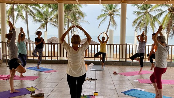 Yoga üben mit wellenrauschen und traumhaften Blick