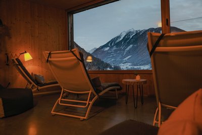 Entspannung pur in der Sauna mit Blick in die Bergwelt