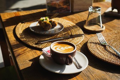 Genießen Sie Ihr Frühstück unter der balinesischen Sonne