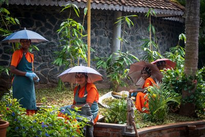 Der großzügige Garten des Somatheeram Health wird liebevoll gepflegt