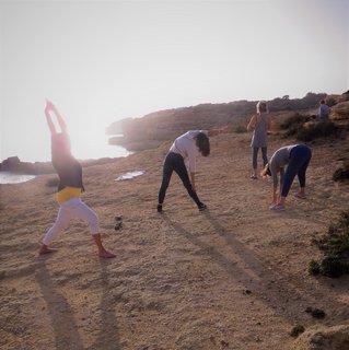 Genießen Sie während den Yoga Übungen das mediterrane Klima und die Aussicht auf die Buchten der Algarve 