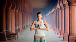 meditation-junge-frau-tempel-von-machekhin Meditieren Sie in den Tempeln