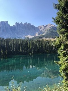 Lassen Sie sich von den Dolomiten und dem kristallklaren Bergsee verzaubern