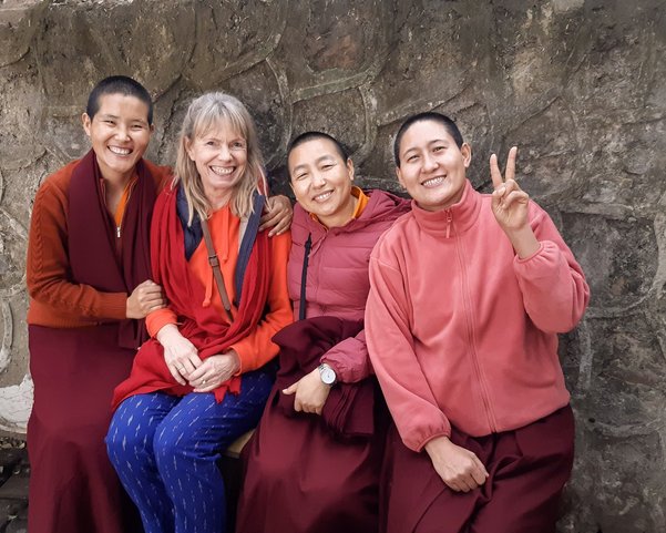 Eine Frau mit Nonnen