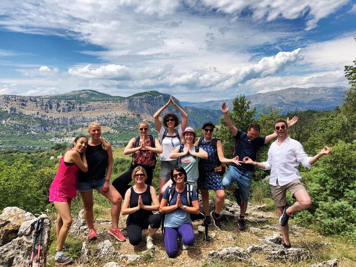 Yoga Gruppe in den Bergen Frankreichs
