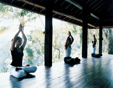 Üben Sie mit einem herrlichen Blick in den Dschungel im Como Shambhala Yoga