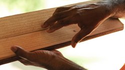 ayurveda-kuren-sri-lanka-ayurvie-weligama-resort-kloster-bimbarayama-moench-palmblaetter-hand Auf Palmblättern sind die alten Schriften verfasst