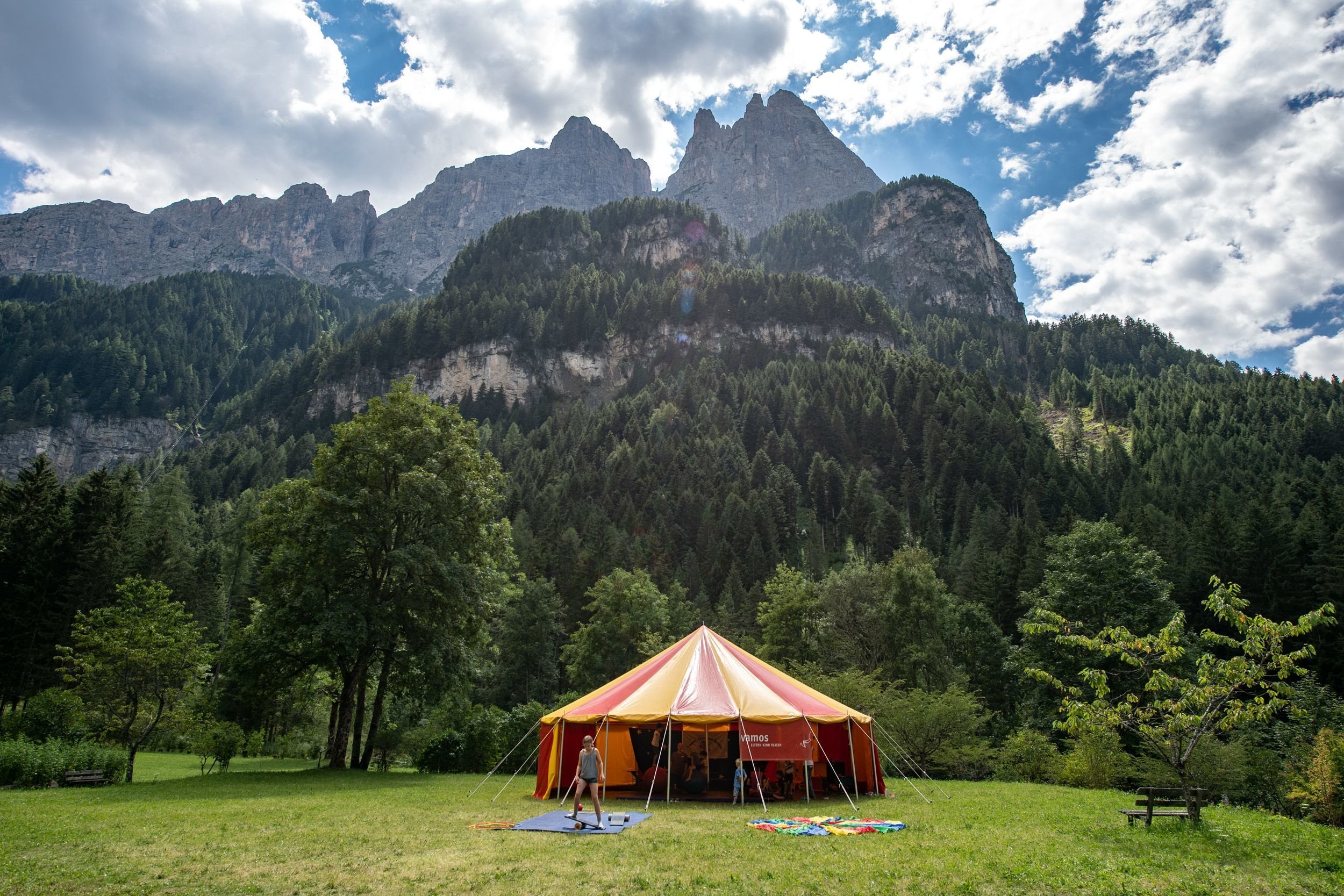 vamos-sommer-zirkus-seinz-zelt-berge Der Vamos Sommerzirkus hält in vielen tollen Hotels in Europa!