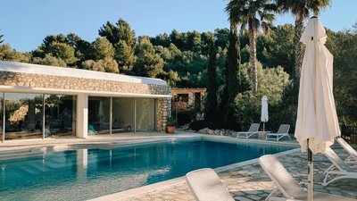 Yoga-Shala, Sauna und Pool unmittelbar beisammen