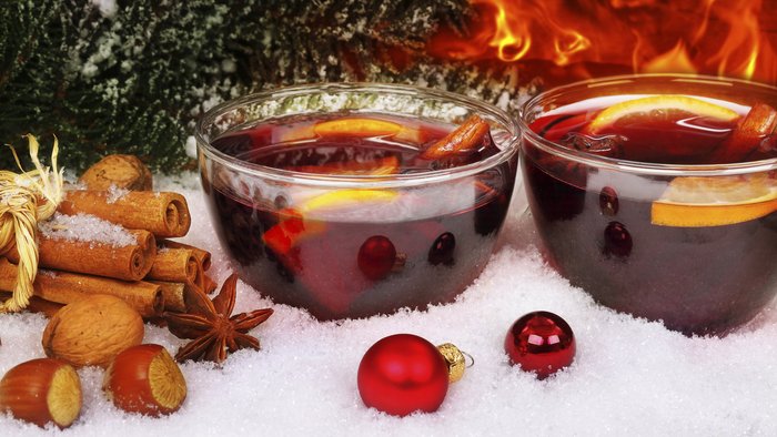 Zwei Tassen Glühwein am Kamin