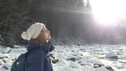 yoga-urlaub-italien-suedtirol-naturhotel-moosmair-wanderung-schnee-sonne-kristine-lass Die Sonne bei einer kleinen Schneewanderung genießen