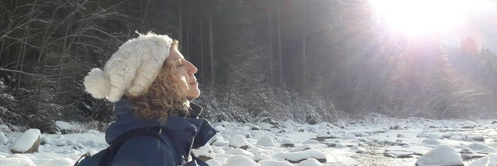 Die Sonne bei einer kleinen Schneewanderung genießen