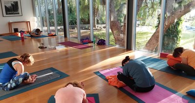 Yoga üben im hellen Yogaraum