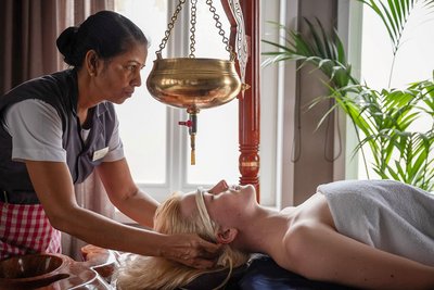 Wohltuender Stirnguss gegen Kopfschmerzen & Migräne