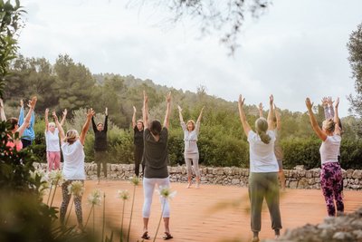 Vitalisierende Yoga-Praxis unter freiem Himmel