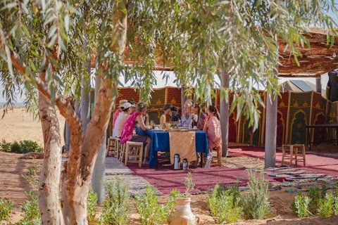 Im schatten eine Mahlzeit genießen