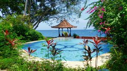 yoga-reisen-wellness-bali-mandala-pool Vom Pool aus haben Sie einen direkten Blick auf das weite Meer