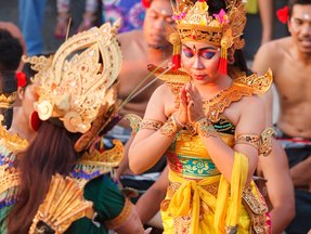 Zwei Frauen in festlicher Bekleidung stehen voreinander